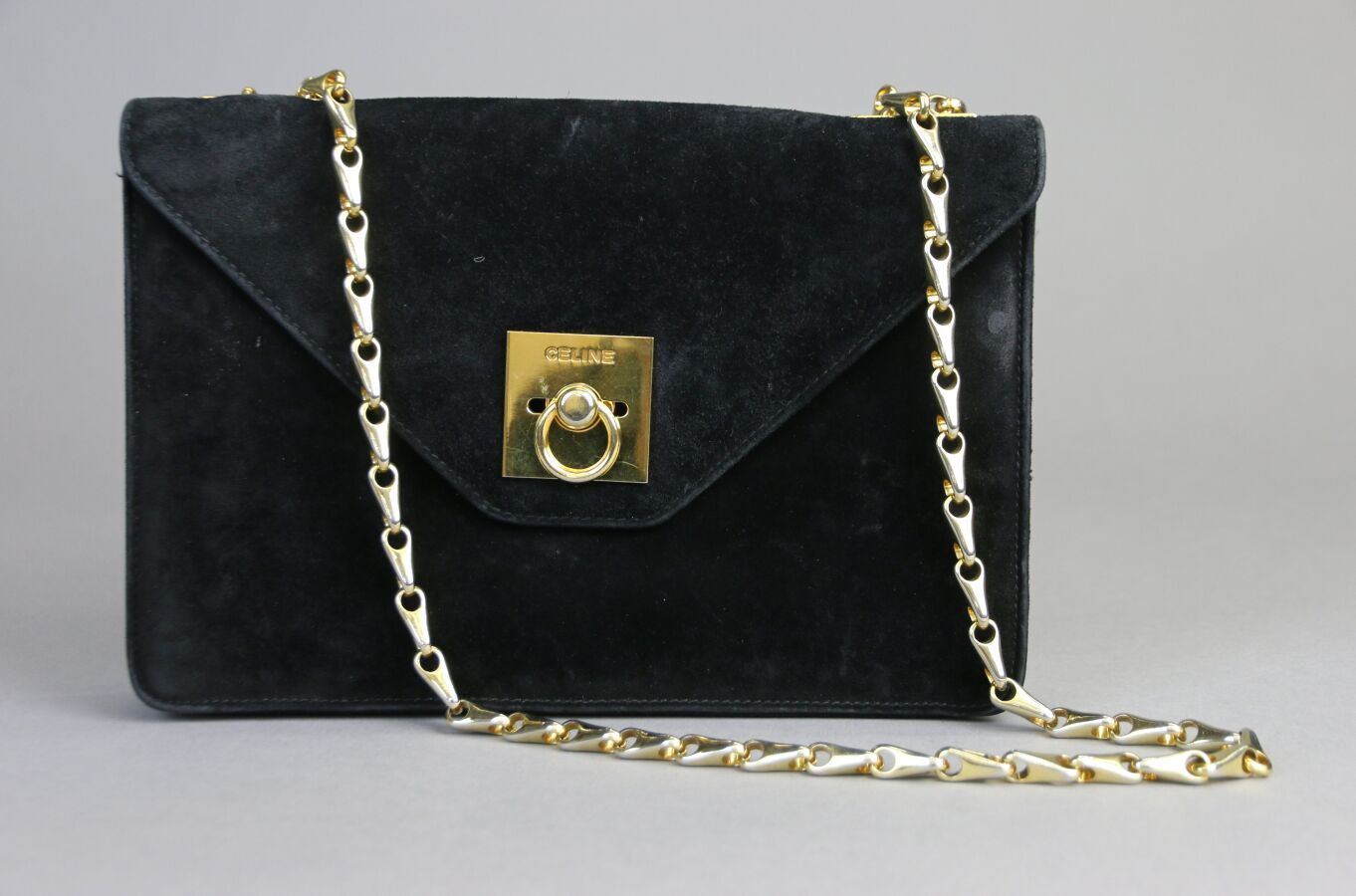 Null CÉLINE 
Bag in black nubuck, sliding shoulder strap in gilded metal. Flap d&hellip;