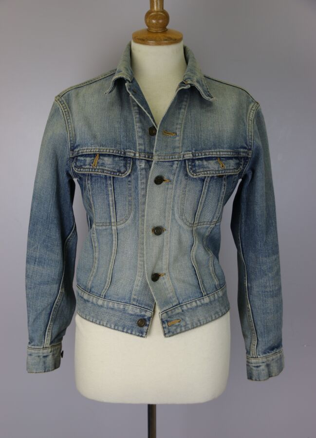 Null SAINT LAURENT Paris
Denim jacket, studded in the back, six buttons closure,&hellip;