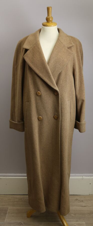 Null KEMPER
Long coat in cashmere wool and light brown angora with black herring&hellip;