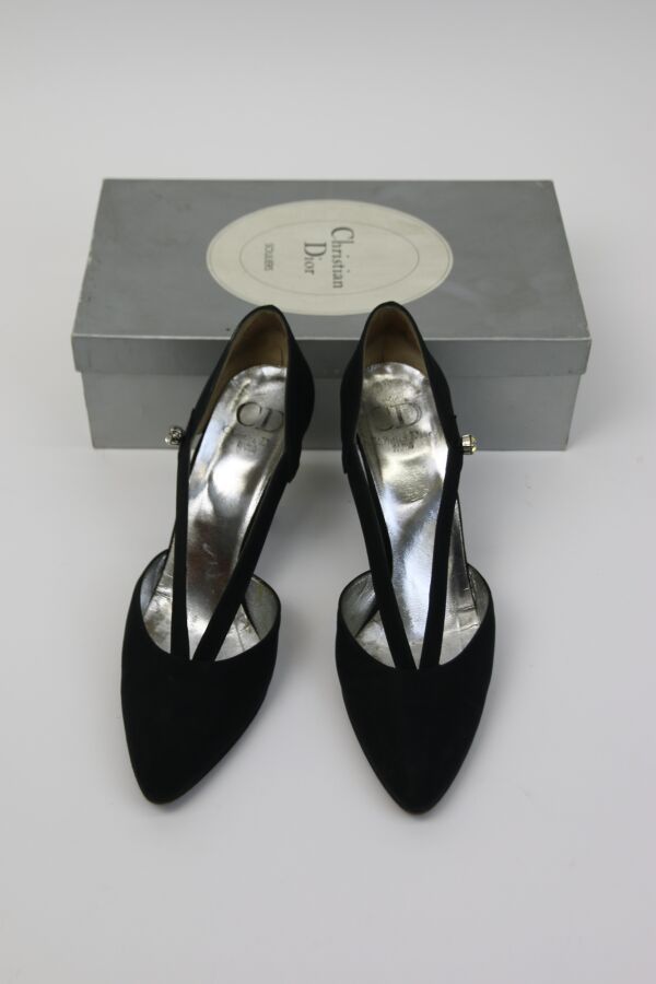 Null CHRISTIAN DIOR 
镶有水钻的黑色高跟鞋一双
尺寸
鞋跟高度8.5厘米 
(状态良好)
带包装盒