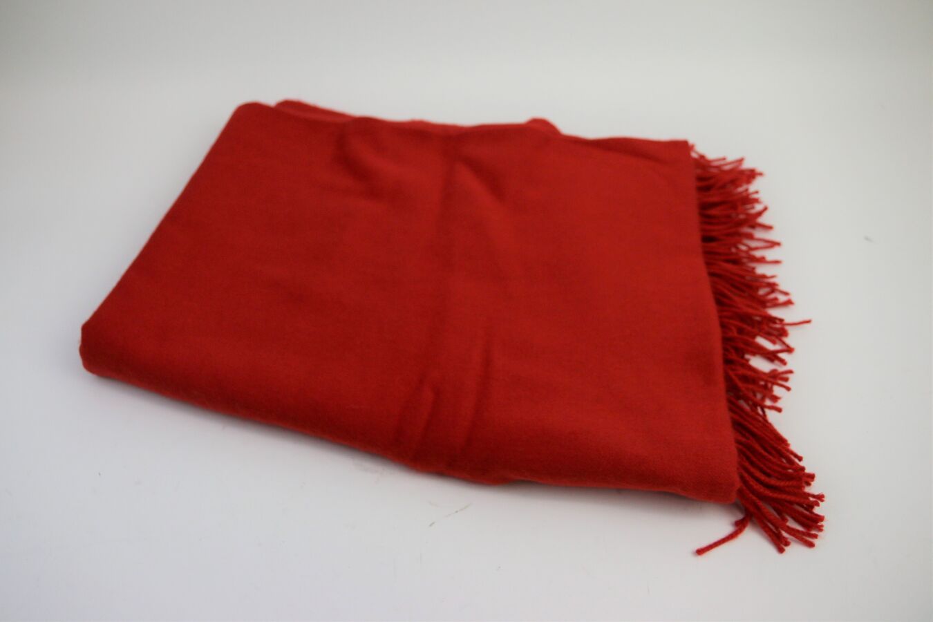 Null HERMES
Châle en cachemire et laine rouge
140 x 176 cm
(Bon état)
