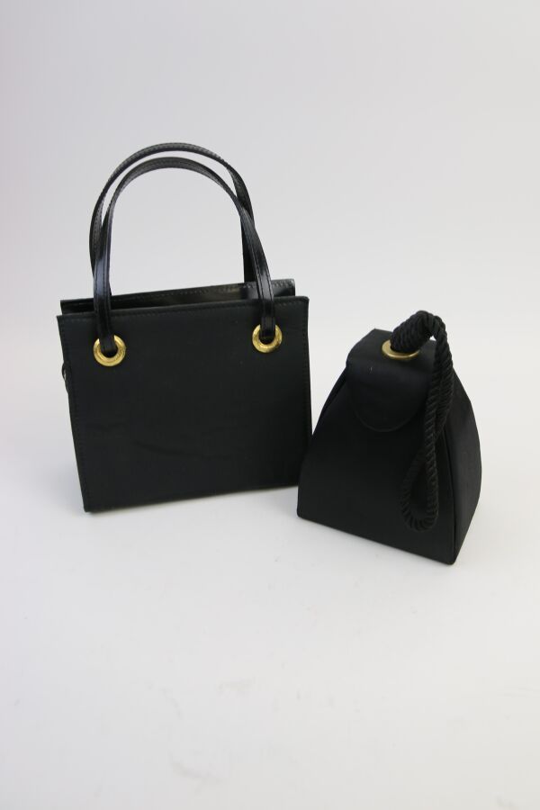 Null Van Cleef & Arpels
Tasche aus schwarzem Satin in Form einer Almosenschale.
&hellip;