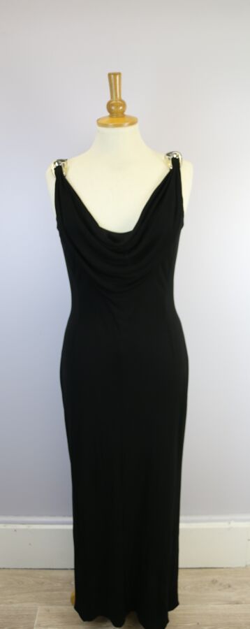 Null 拍品包括： 
路易斯-费罗德
黑色羊毛长裙，有15个纽扣。
尺寸40
(状况良好)
长款晚装，有两个塑料扣，领口打褶，用拉链封口，后面有一个扣子。
尺&hellip;