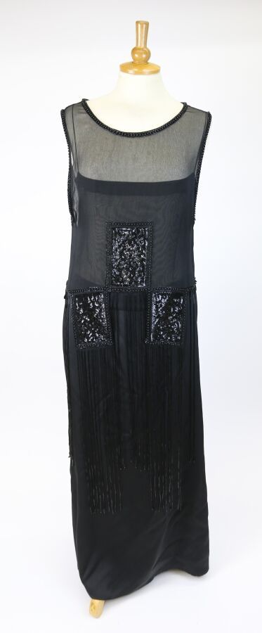 Null YVES SAINT LAURENT Rive Gauche
Langes, ärmelloses Kleid aus schwarzer Seide&hellip;