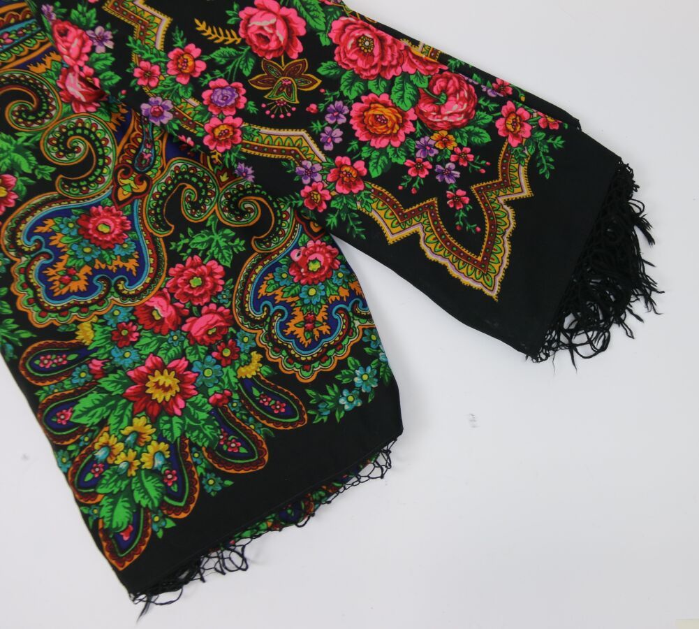 Null 两条黑色细羊毛的披肩，印有花朵。墨水中的西里尔语印章。斯拉夫人的灵感。
140 x 140厘米 
(孔，磨损)