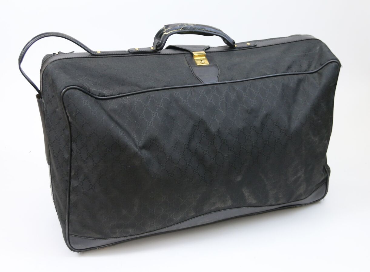 Null GUCCI 
Valise en toile monogrammé noir, deux roulettes, deux poignets, inté&hellip;