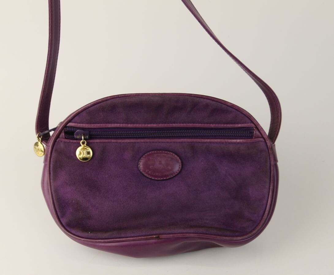 Null CELINE
Shoulder bag in suede and purple leather, closing with a zip, black &hellip;