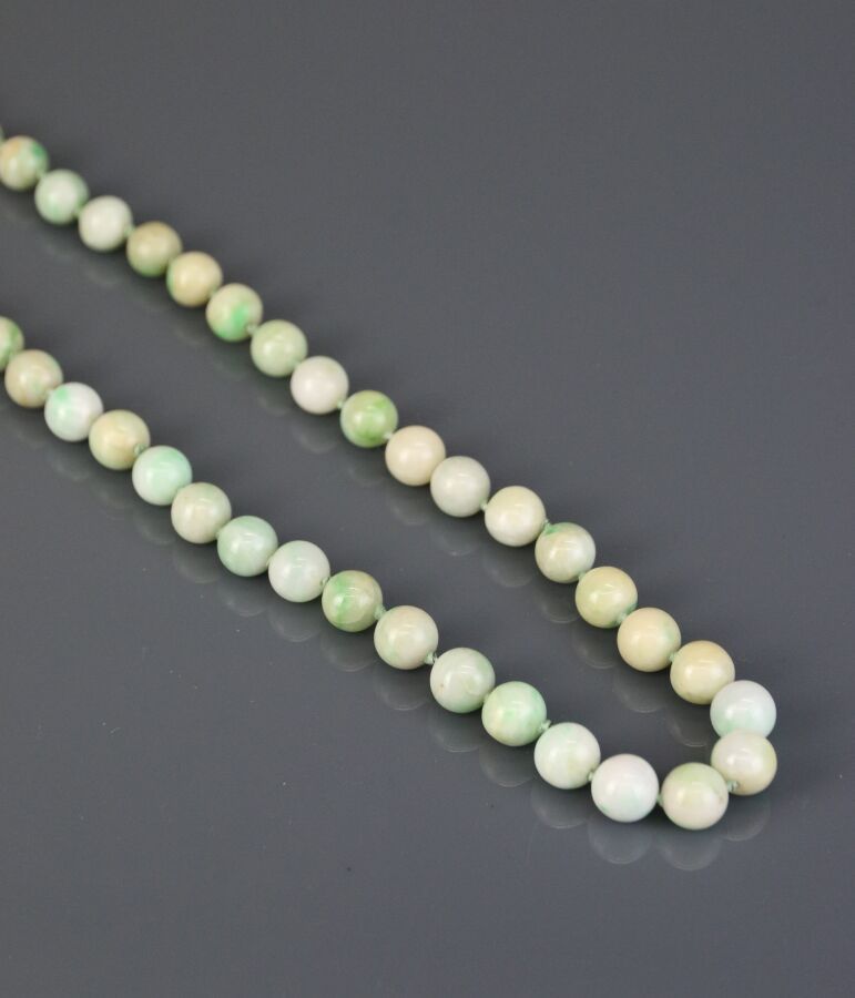 Null Collier composé de 51 perles de jade en chute de couleur verte ou beige, le&hellip;