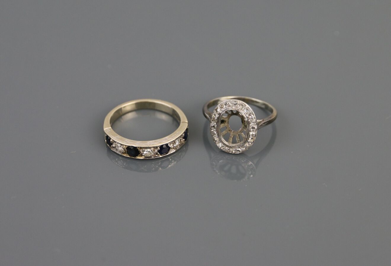 Null 375°/°白金带状戒指，镶嵌8/8切割蓝宝石和钻石。
TDD: 53
毛重：2.9克
750°/°白金戒指，镶有钻石切割的玫瑰花。
TDD: 50
&hellip;