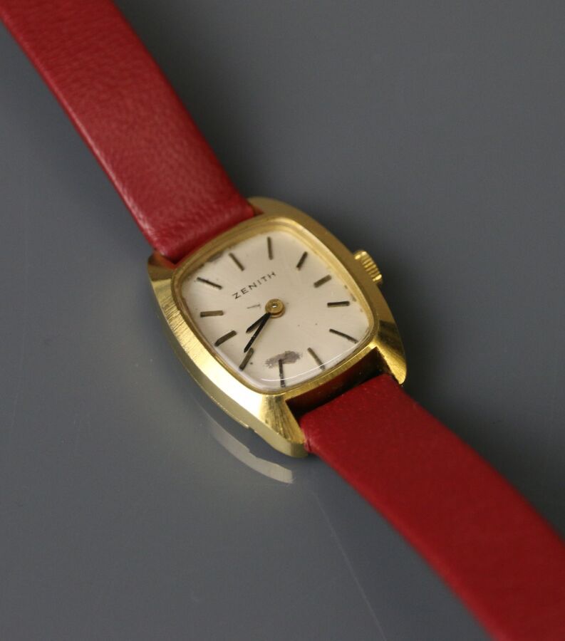 Null Montre de dame en or jaune 750°/°° , bracelet en cuir rouge.
Poids brut: 14&hellip;