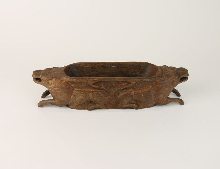 Null BENIN 
Oblong wooden bowl carved with two lions from behind, mouth open.
30&hellip;