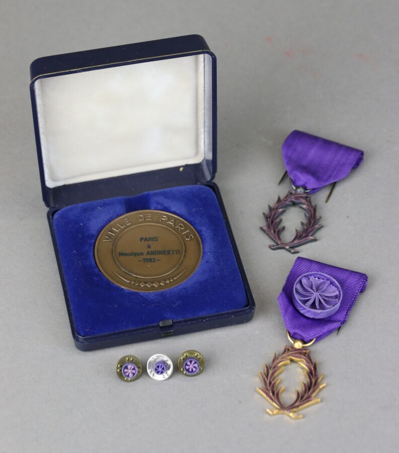 Null 两枚学术荣誉，一枚为鎏金金属，另一枚为紫色珐琅银金属、 
三枚玫瑰花和一枚巴黎市的棕色铜质奖章。