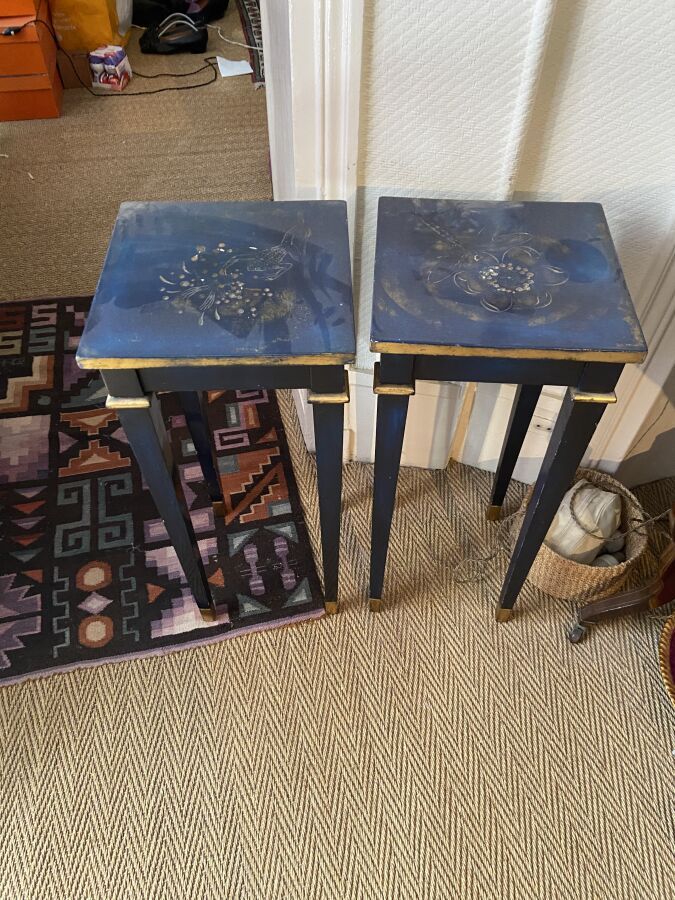 Null Coppia di sedie a sella in legno laccato blu, con piano inciso a rana e lib&hellip;