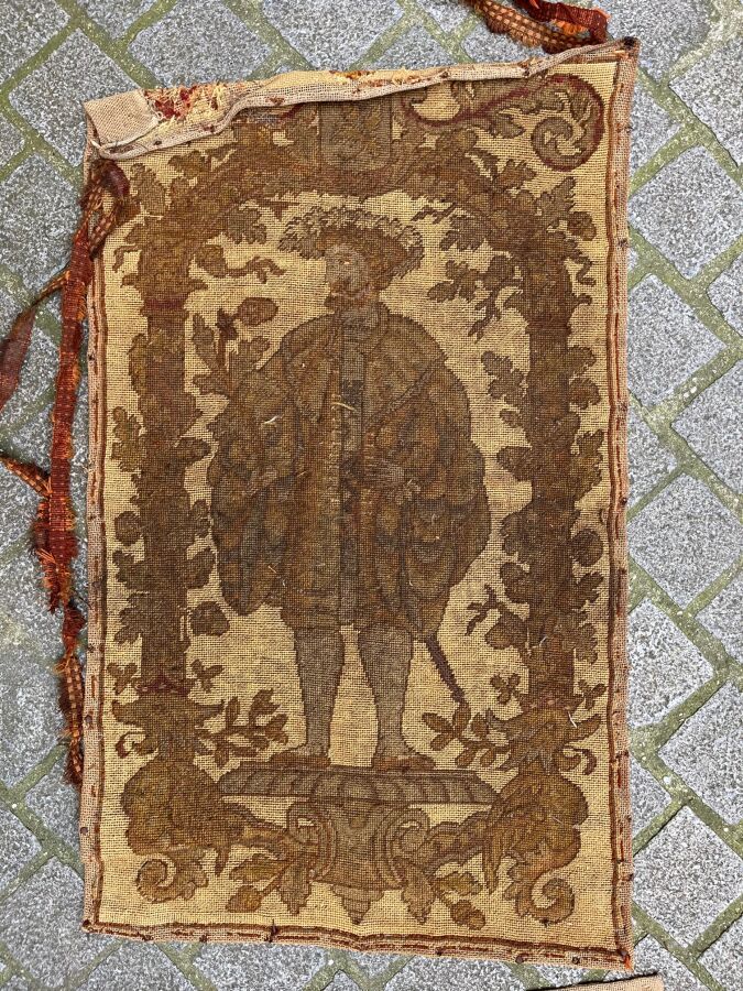 Null 三块带有骑士和狩猎场面的挂毯碎片
19世纪（褪色，原样）。