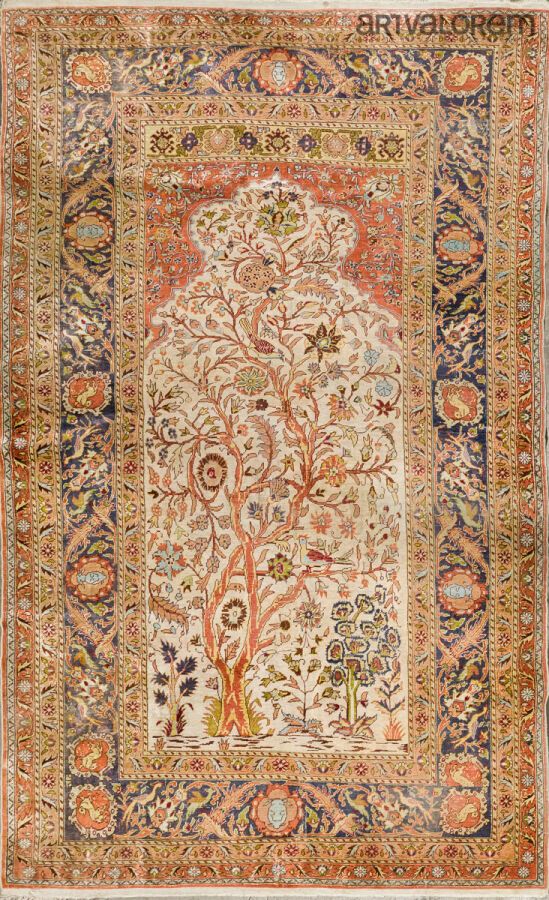 Null 土耳其凯塞里地毯，约 1960 年
丝基上的丝绒。象牙色的田地上有饰有人间天堂的石榴裙、
生命之树上装饰着丰富的多色花朵和悬挂的小鸟。
四条边框，主边&hellip;