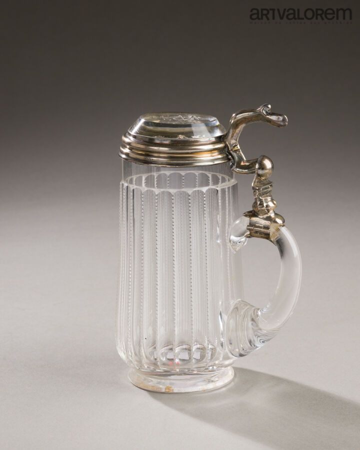Null 玻璃杯，杯盖刻有字母图案，银质镶嵌。 
奥匈帝国作品
高度：18.5 厘米 
重量：673 克