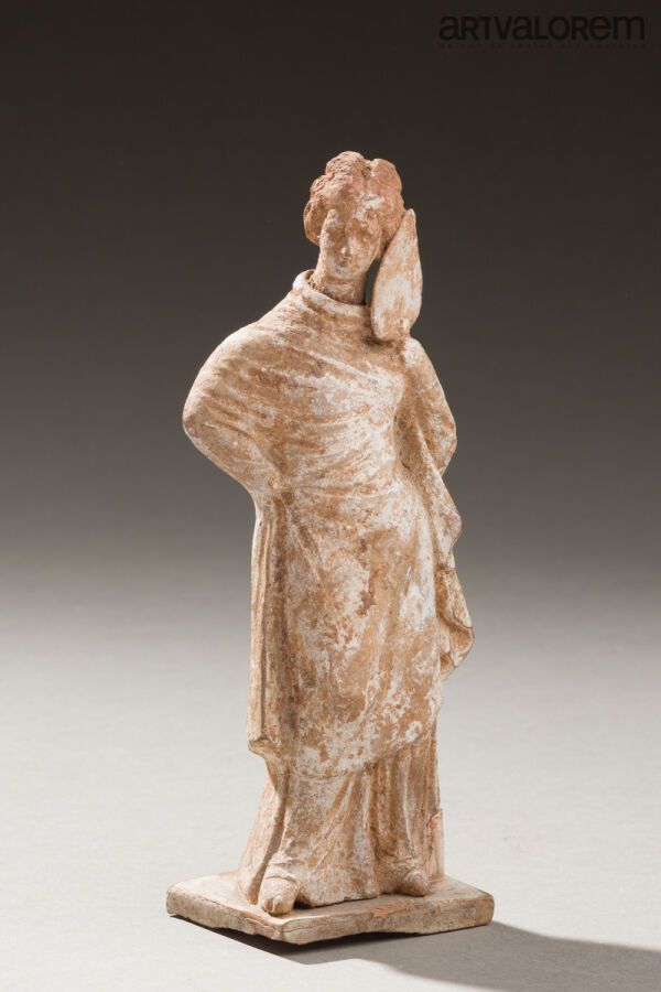 Null Statuetta di giovane donna in piedi, drappeggiata con un himation che copre&hellip;