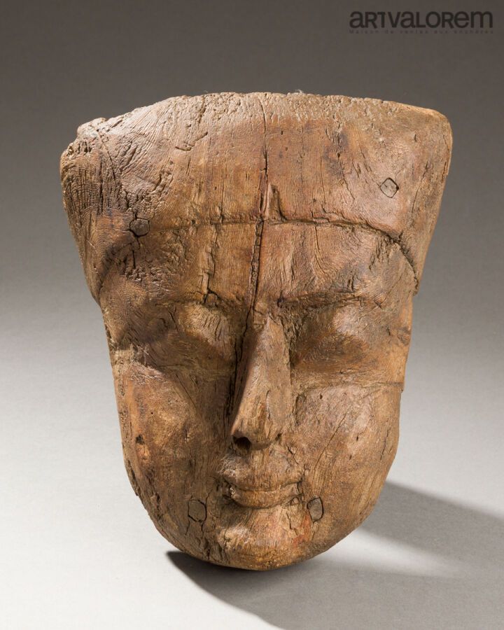 Null 石棺盖上的拟人面具。眼睛为浮雕。用木钉组装。木质。托勒密或罗马时期的埃及。 
H.27 厘米 - 22.5 厘米