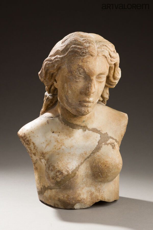 Null 残缺的半身像描绘了一位年轻女子（少女或仙女？大理石。深金色变色和钙质沉积。有明显的裂纹和缝隙。
罗马艺术，公元前 2 世纪。
H.36 厘米