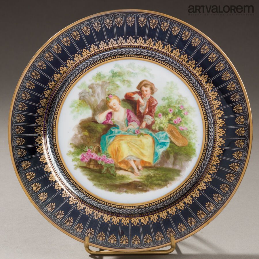 Null Manufacture de Sèvres 1849
Assiette en porcelaine surdécorée d'une scène ga&hellip;