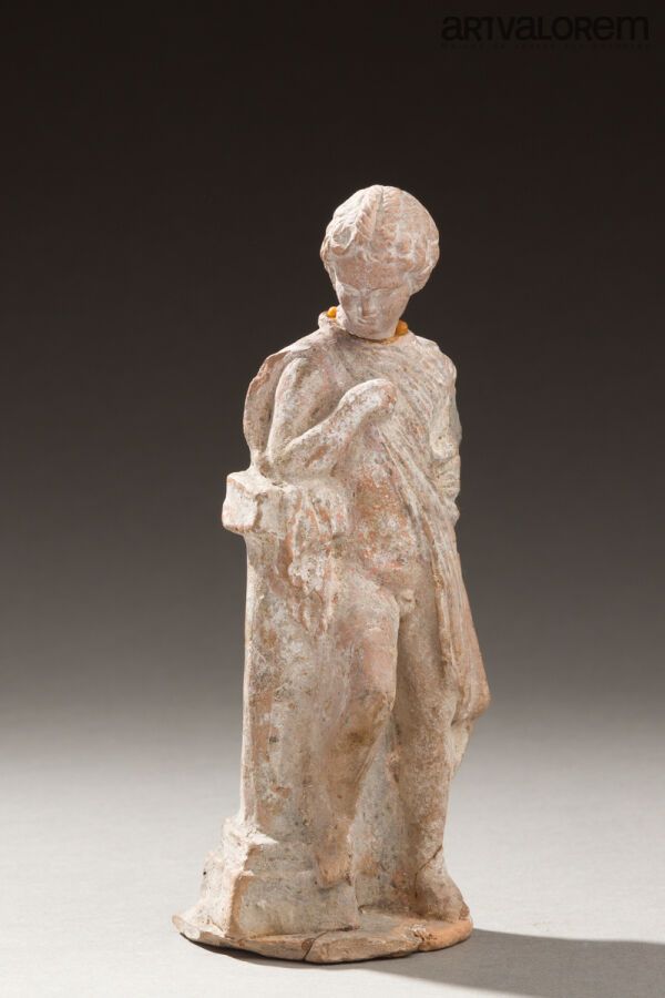 Null Statuetta di un ragazzo seminudo appoggiato a una colonna. 
Terracotta beig&hellip;