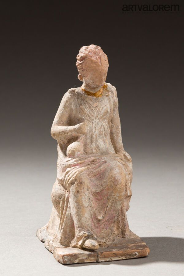 Null Statuetta raffigurante una fanciulla seduta su una roccia, drappeggiata con&hellip;
