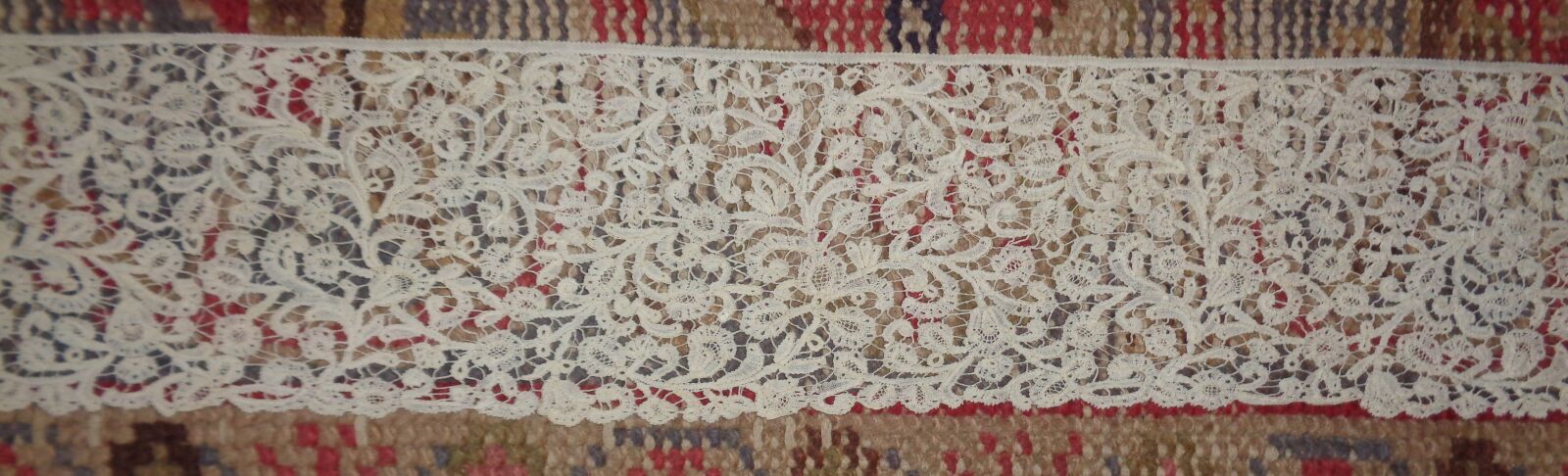 Null Lace ruffle in reticella, dense network of flowers.
2, 82 x 0, 12 m