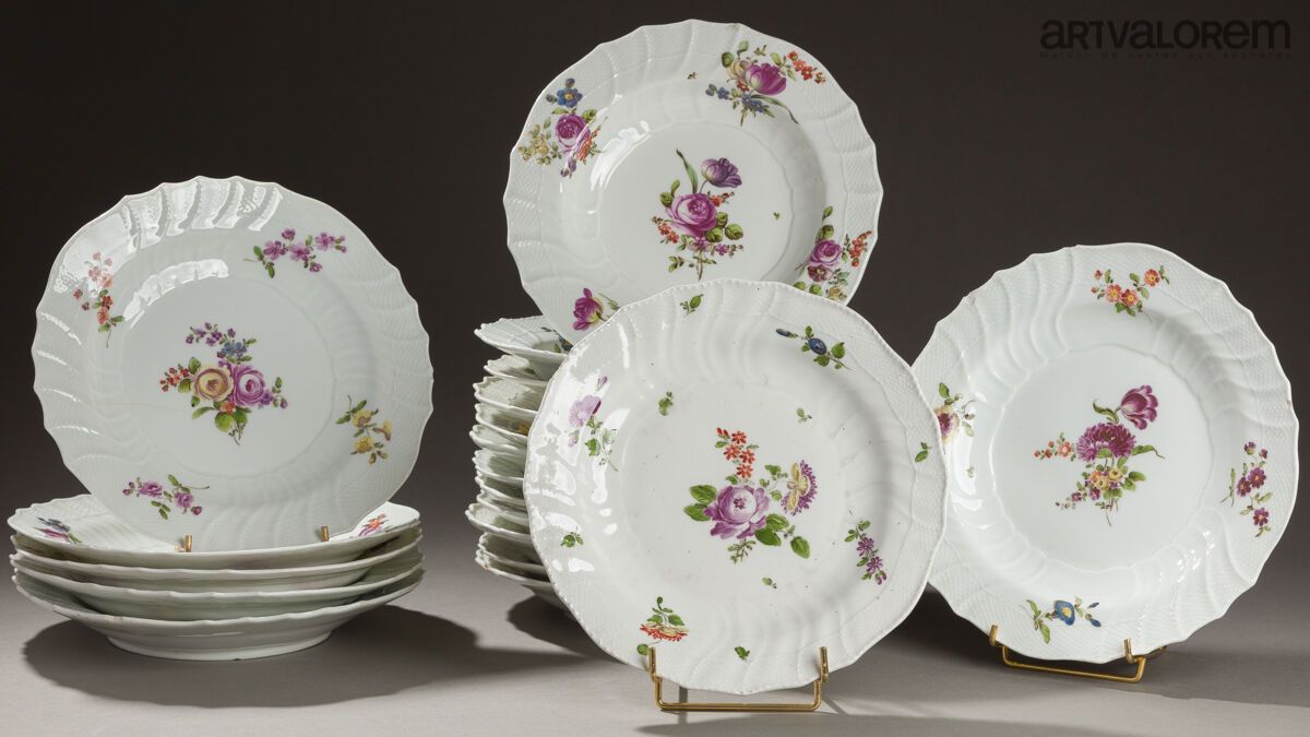 Null VIENNA - 18th century
Sixteen porcelain soup or dinner plates with polychro&hellip;