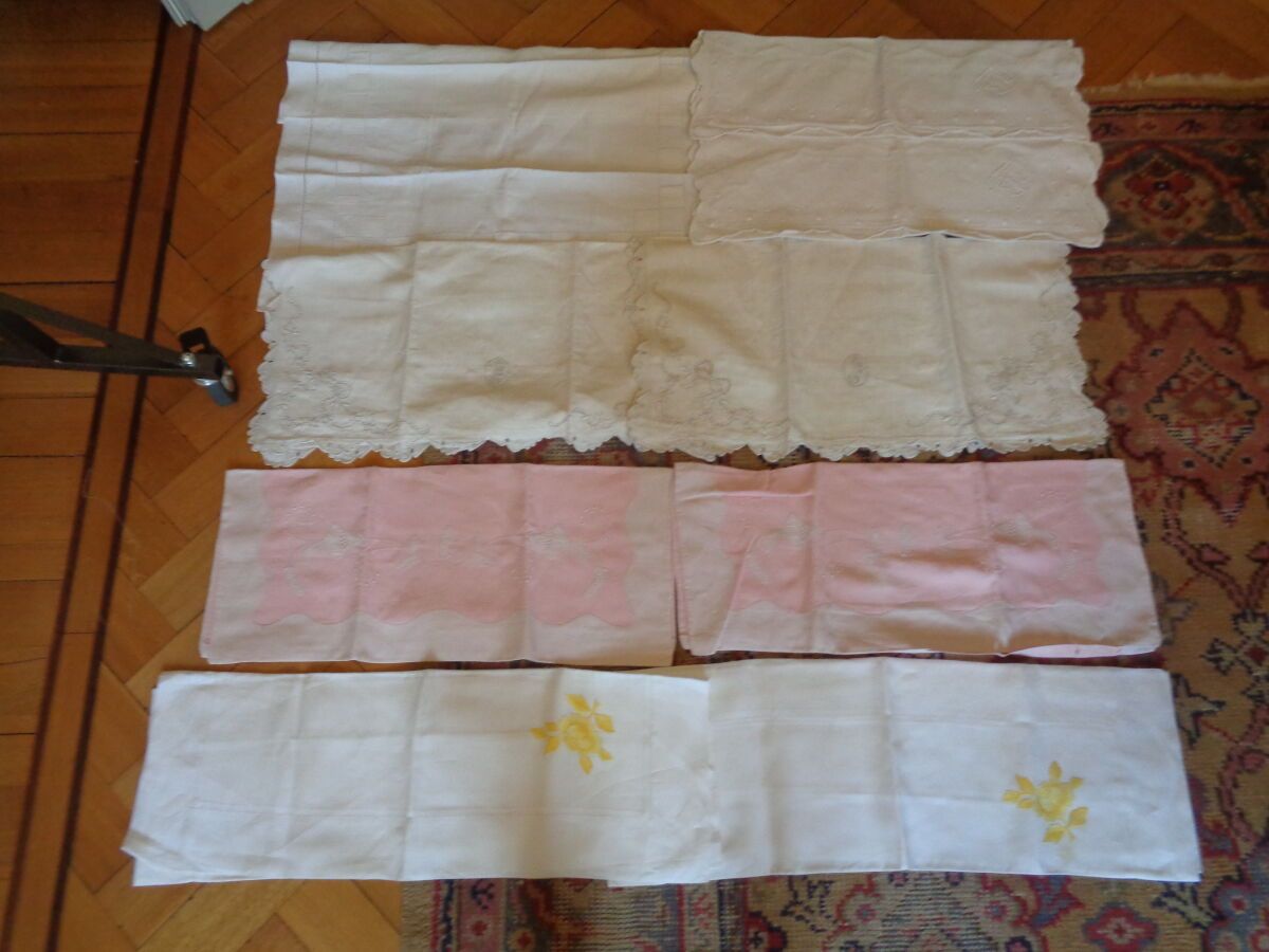 Null Meeting of eight pillowcases with ruffles, days and lace.
