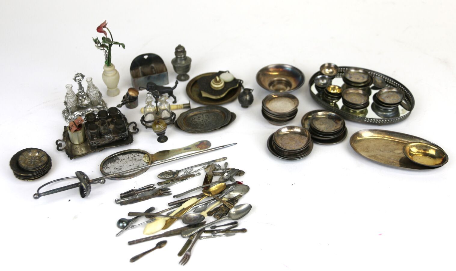 Null Una serie di piatti, mestoli e piattini d'argento in miniatura francesi, in&hellip;