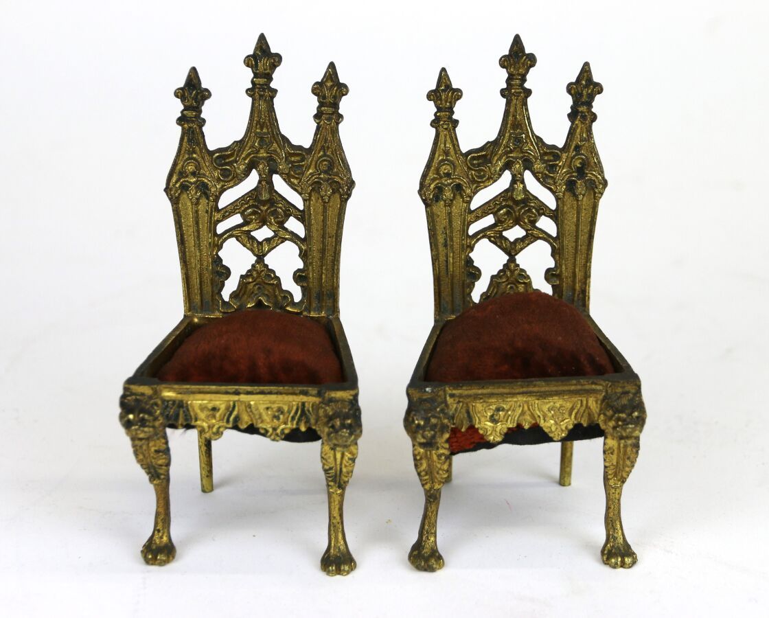 Null Deux chaises miniatures en bronze doré néo-gothique.
Epoque XIXème siècle.
&hellip;