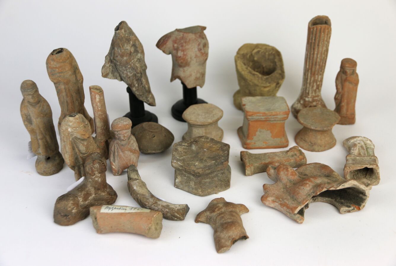 Null Lot composé de vingt-deux statuettes, colonnes, bases et vases fragmentaire&hellip;
