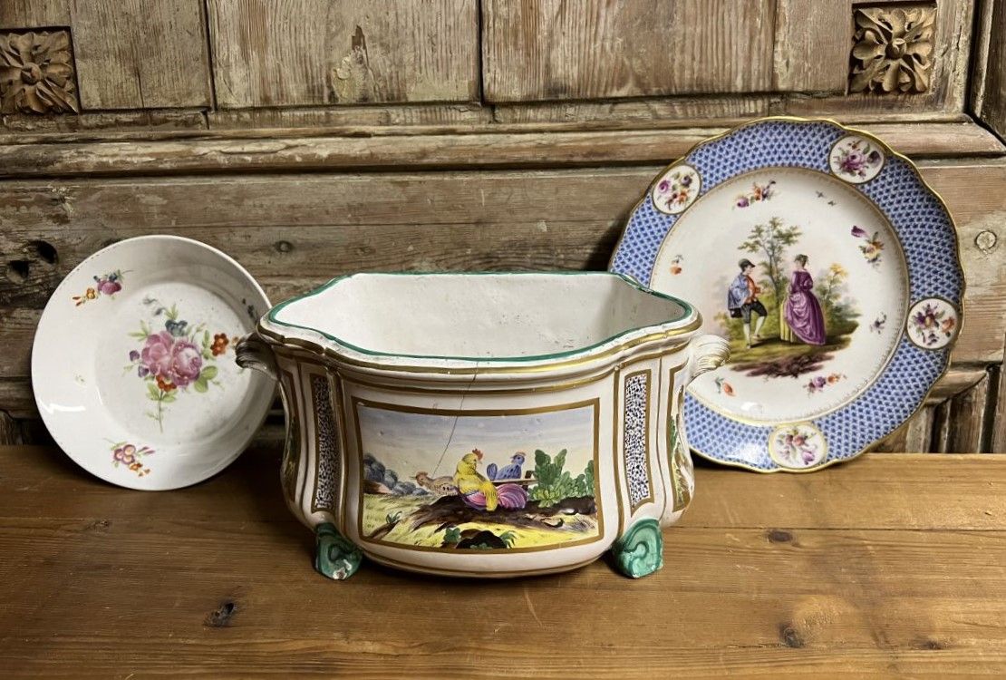 Null Set di ceramiche comprendente : 
- Una fine bouquetière in terracotta polic&hellip;