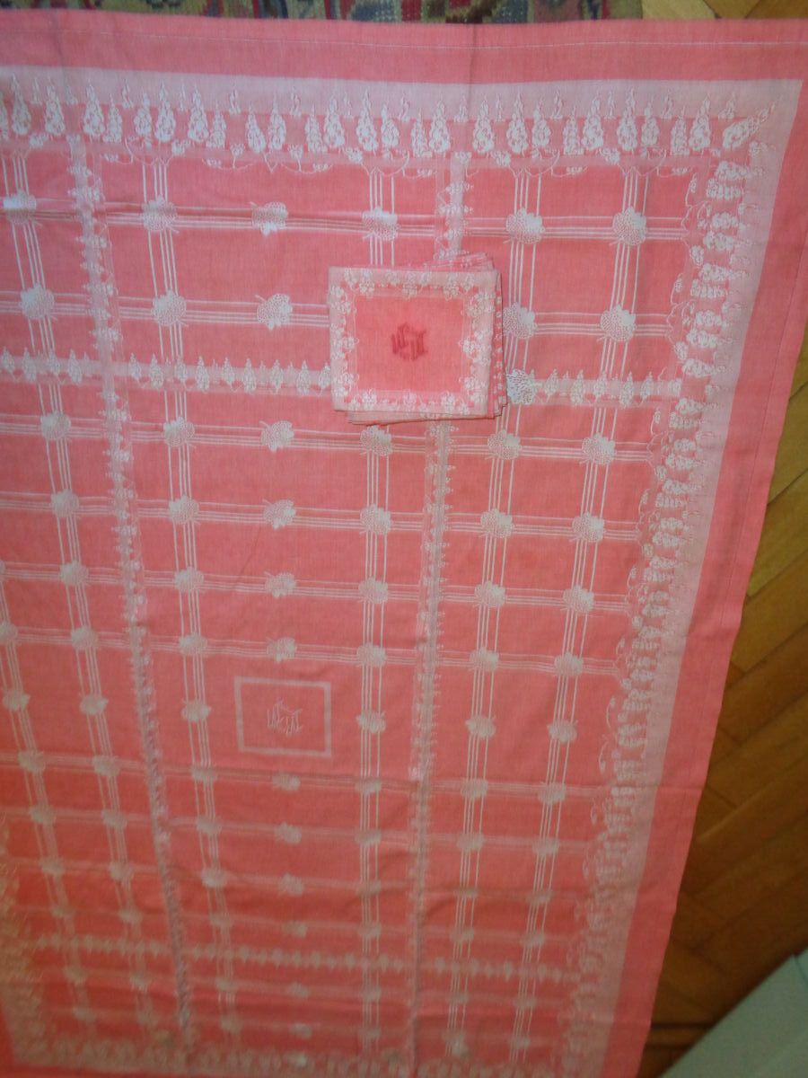Null Nappe et ses dix serviettes en damassé bicolore, circa 1920, fond vieux ros&hellip;