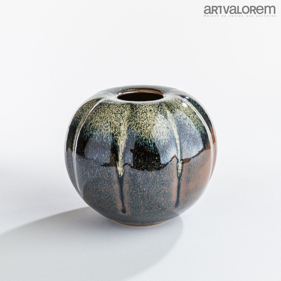 Null LE DOUGET Yvon (born 1953)
Enameled stoneware coloquinte vase with beige co&hellip;