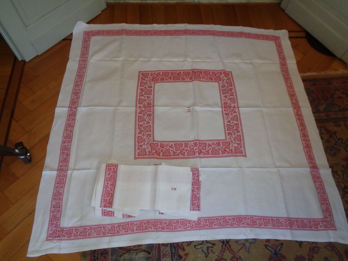 Null 双色锦缎方形桌布及其六张餐巾，白底，红色 "à la dentelle "条纹，饰有花卉图案，编号 PM。
桌布：1.66 x 1.56 米，六张餐巾&hellip;