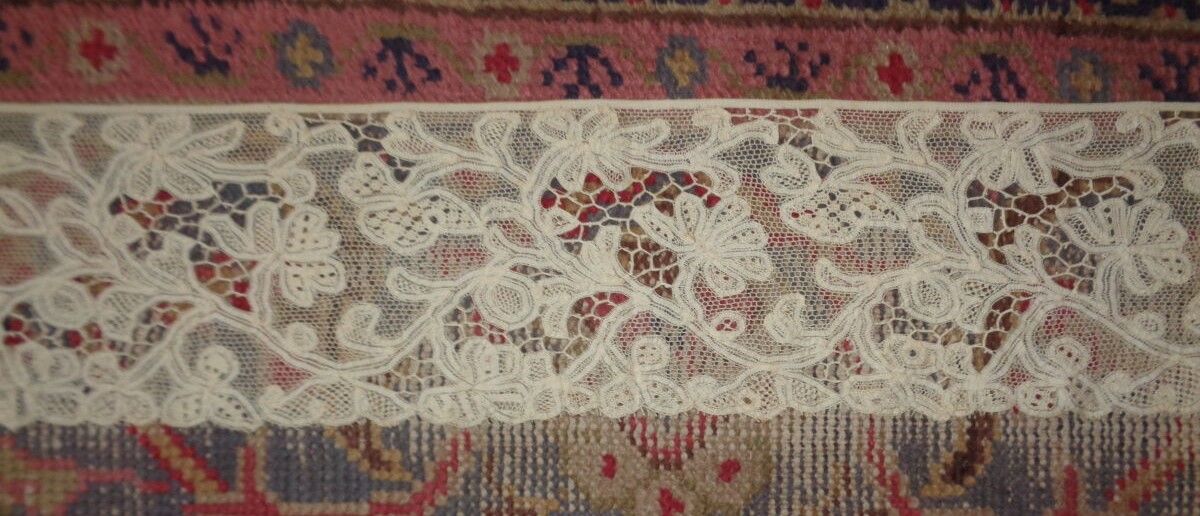 Null Milan or Bruges lace ruffle, flower scrolls.
2, 65 x 0, 17 m