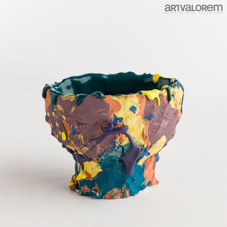 Null 卡斯特利-玛丽安（生于 1977 年）
炻瓷碗，外壁施亚光黄色、紫色、赭石色和蓝色釉，内壁施厚蓝色釉。已签名。 
H.9.5 厘米 - 12 厘米（底&hellip;