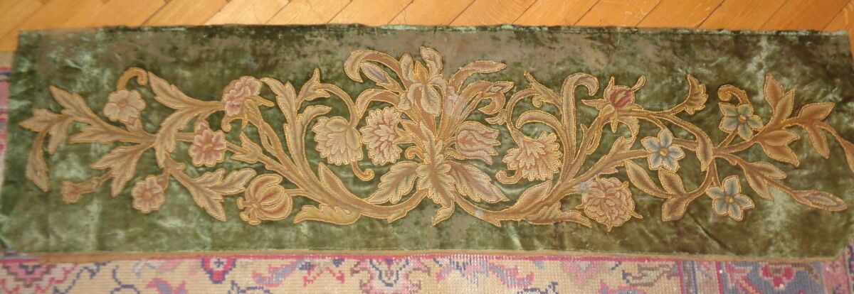 Null 绿色天鹅绒头巾，饰以重针刺绣和花叶中的花朵。
0.50 x 1.82 米