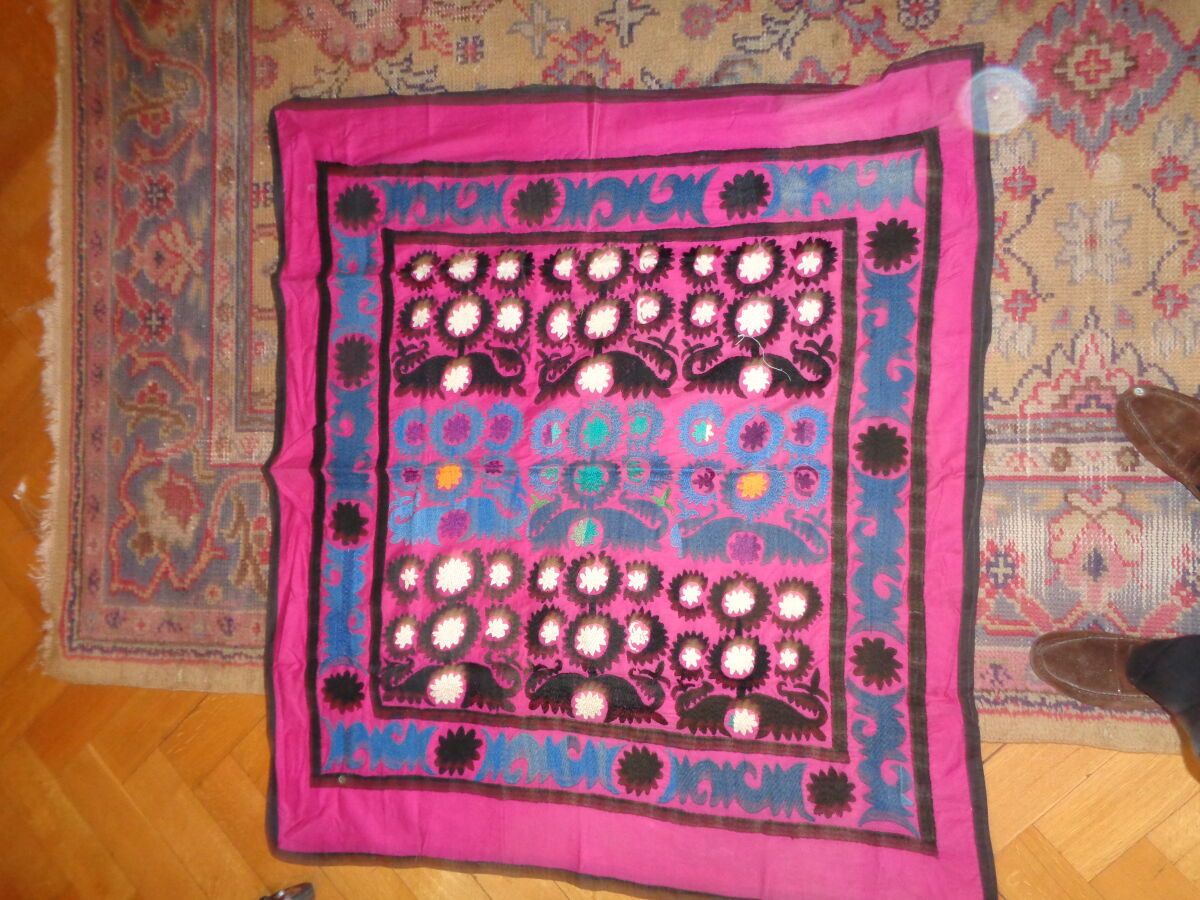 Null 苏萨尼刺绣，撒马尔罕，紫色棉布上绣有黑色、白色、蓝色和绿色的花卷。
1.15 x 1.28 米
