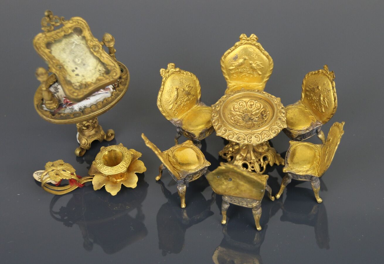 Null Miniature salon in gilt and silver-plated metal comprising: six wide-backed&hellip;