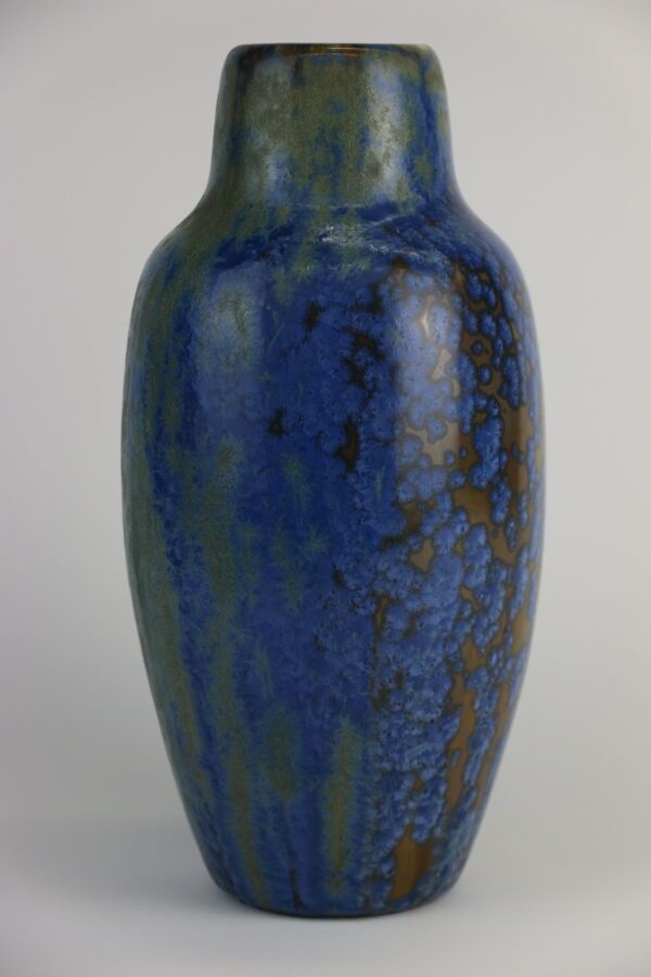 Null 皮埃尔方斯 
棕色釉石器高颈卵形花瓶，饰有蓝色和绿色核纹。刻有标记。
高 32.5 厘米
(底部有一个小缺口，缺少材料）。