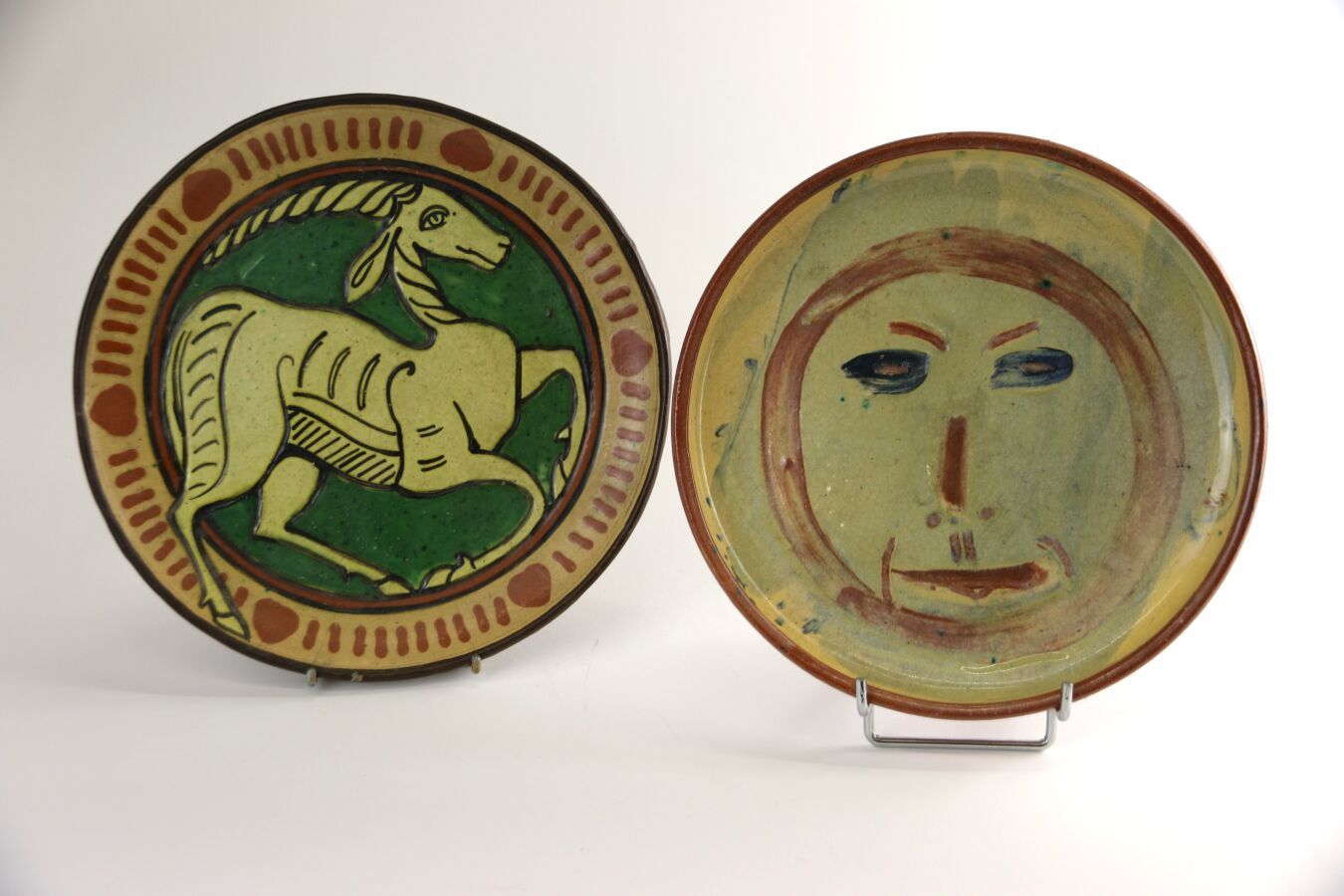 Null [一批现代陶瓷 

- 圆盘，釉陶质地，底座有完整的多色装饰，描绘了一张风格化的脸。背面有标记。
直径 25.5 厘米
(筹码)

- 一个釉陶圆盘，&hellip;