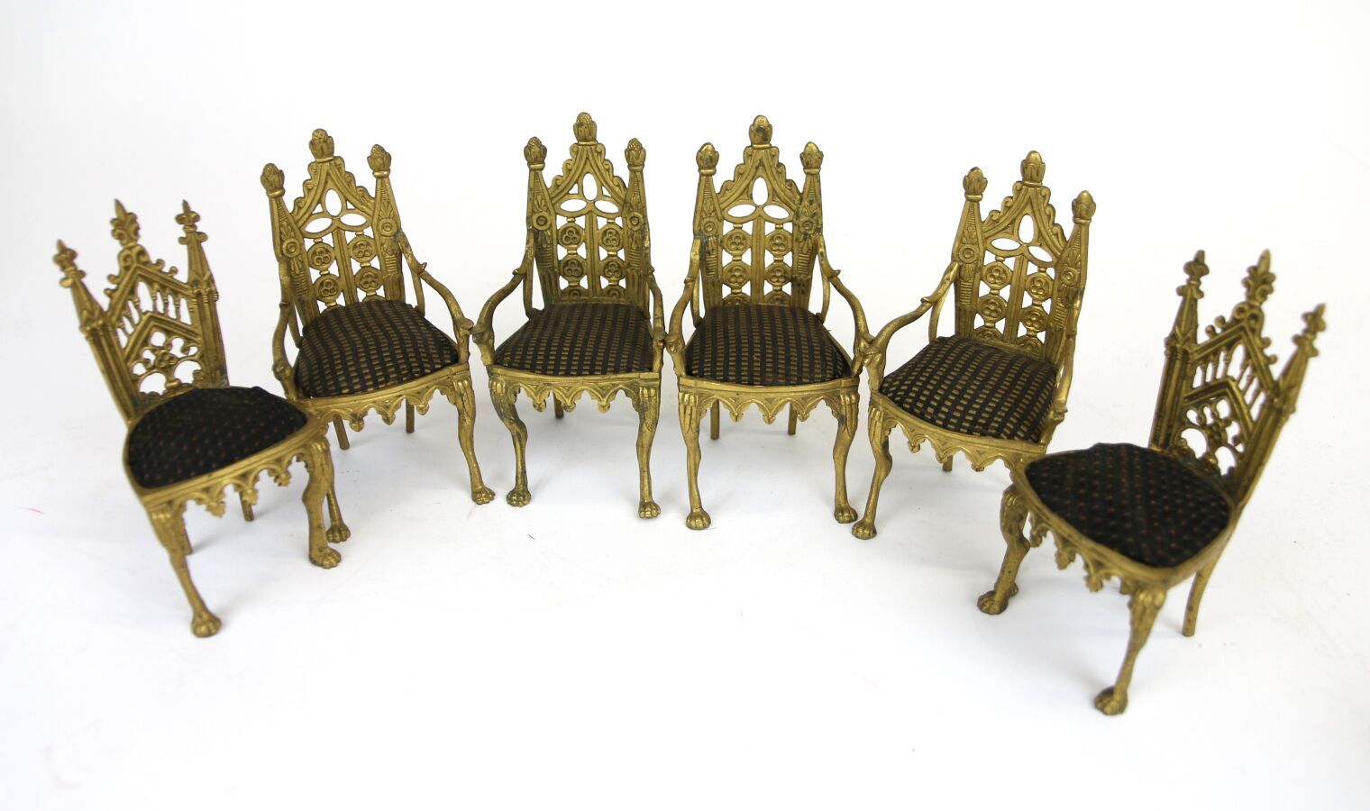 Null 新哥特式镀金青铜四把扶手椅和两把迷你椅套件。
19 世纪。
(轻微磨损）