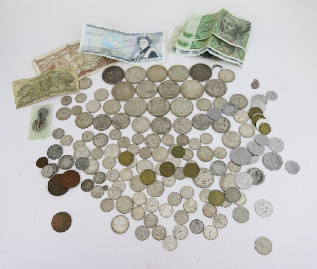 Null Ensemble de monnaies en argent
On joint des pièces de monnaies et billets é&hellip;