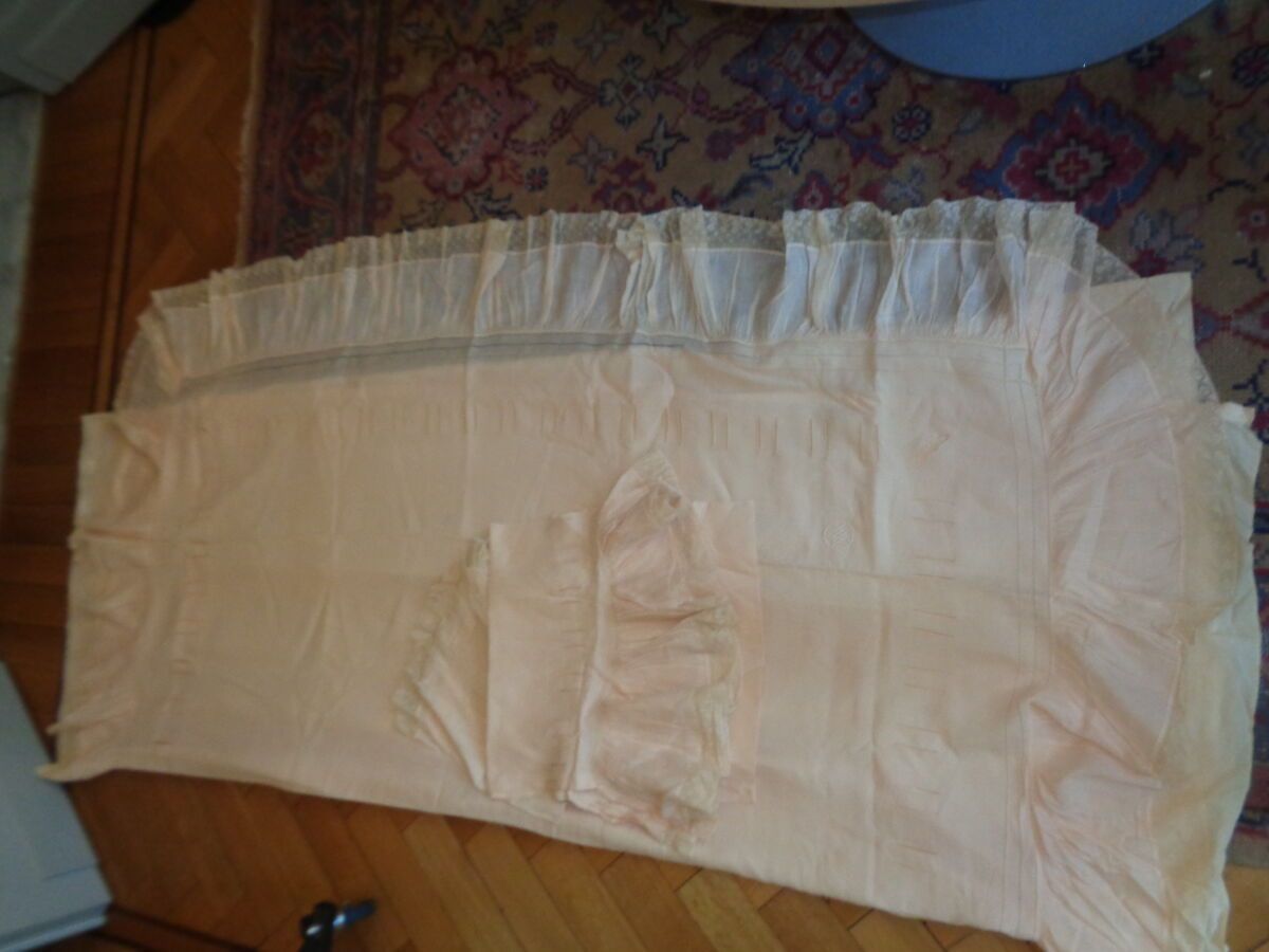 Null 带褶边的床单和两个枕套，约 1930 年制作，鲑鱼色线镶边，编号为 ML，用于送礼。
宽度：2.35 米