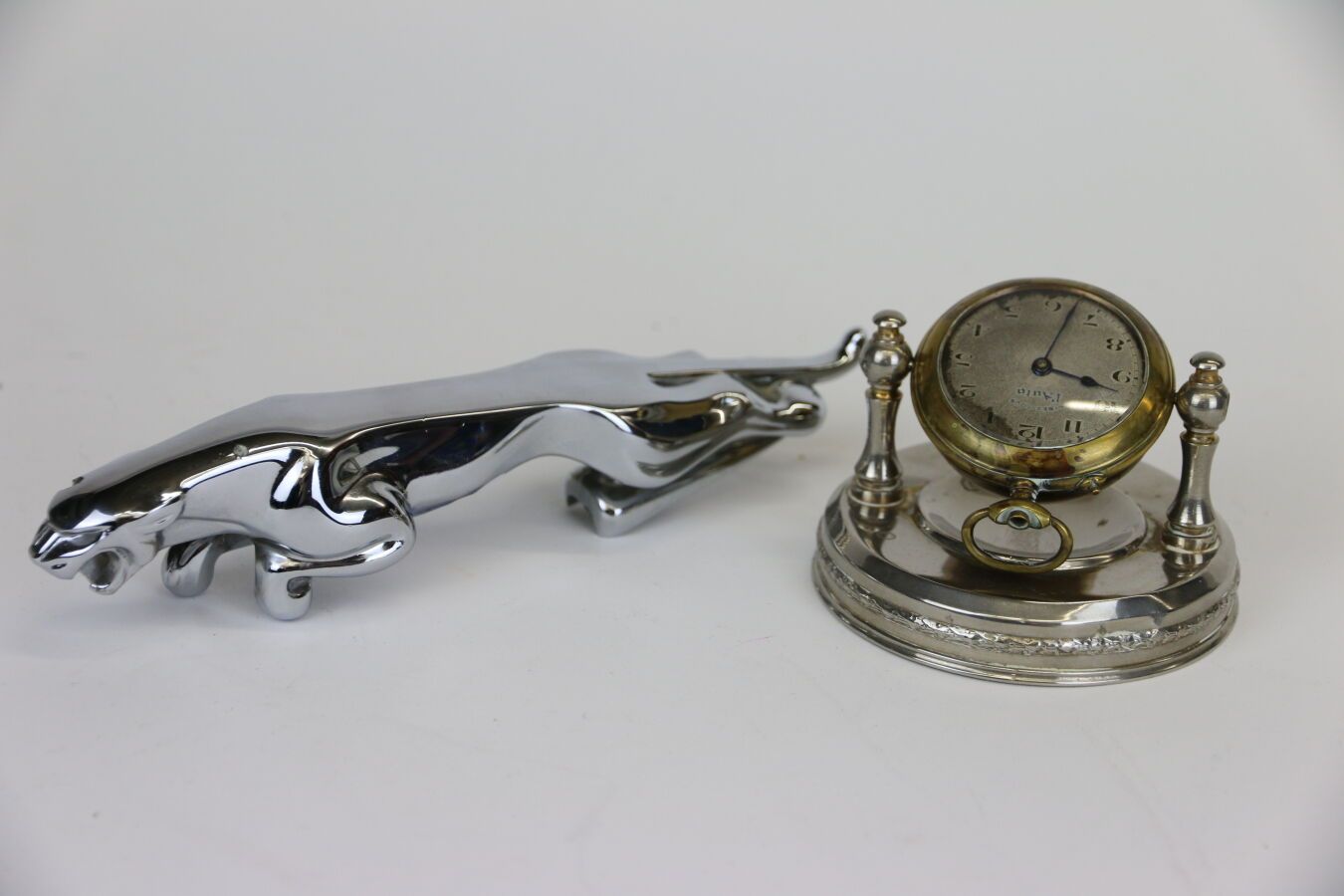 Null Giaguaro. Mascotte in metallo cromato.
L. 19 cm
È incluso un orologio pubbl&hellip;