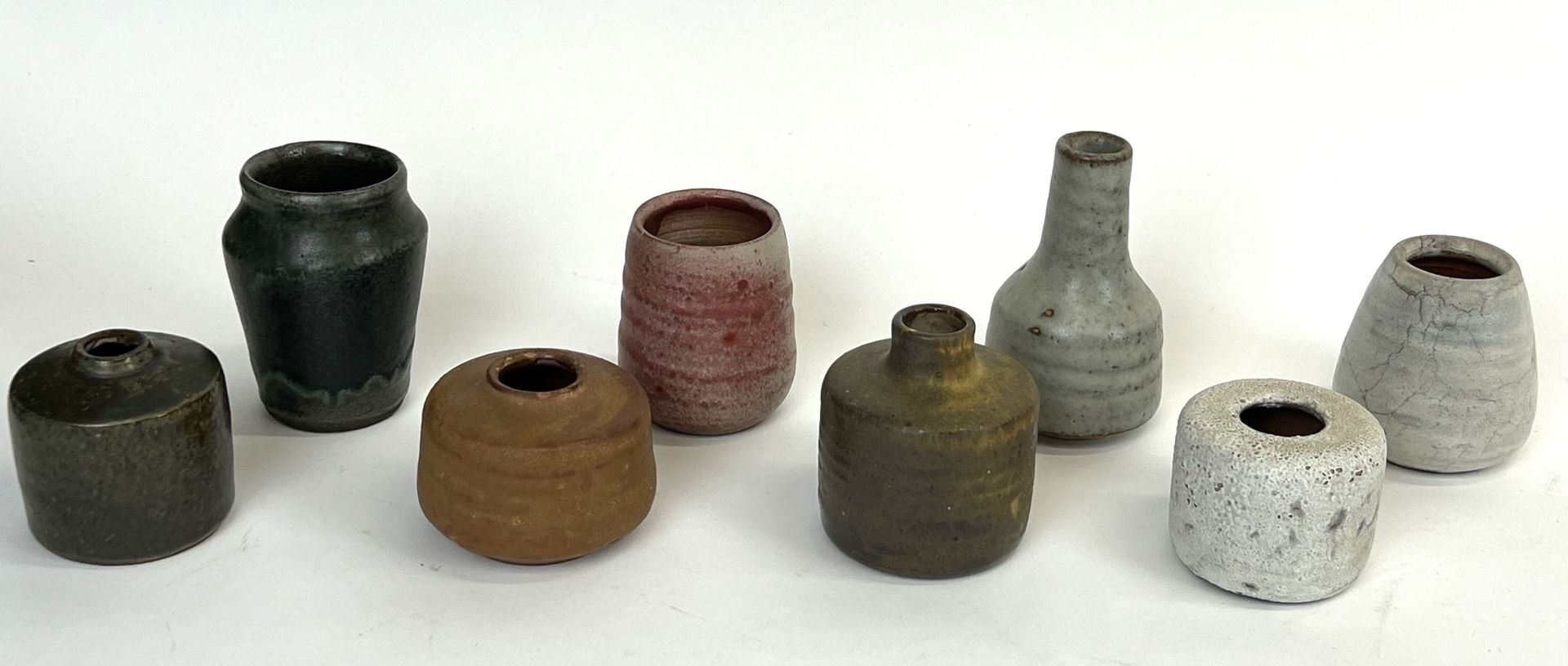 Null MOBACH XXe siècle 
Suite de huit petits vases en céramique émaillée 
Signés&hellip;