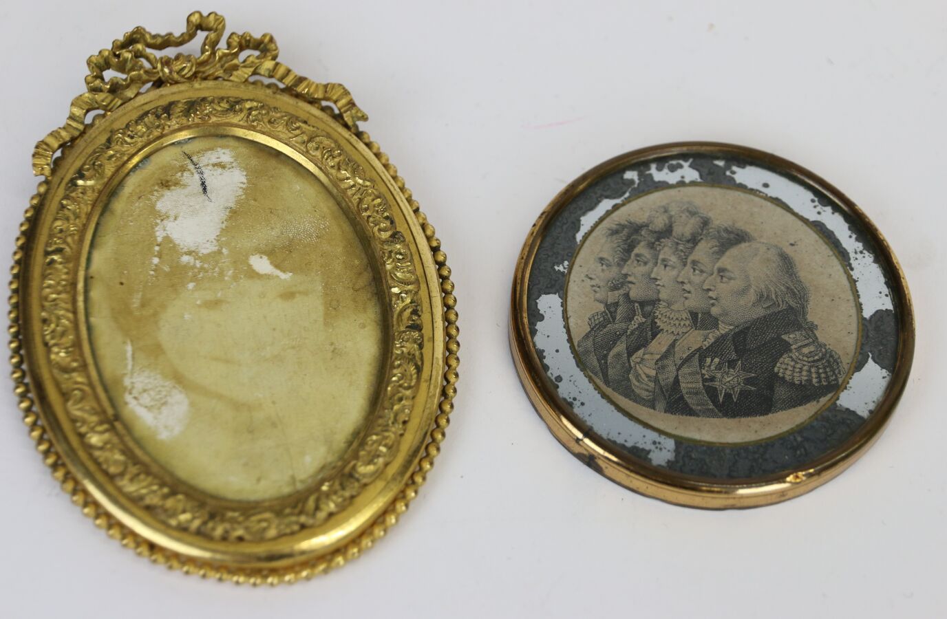 Null Gravure circulaire miniature représentant cinq profils dont Louis XVIII. 
D&hellip;