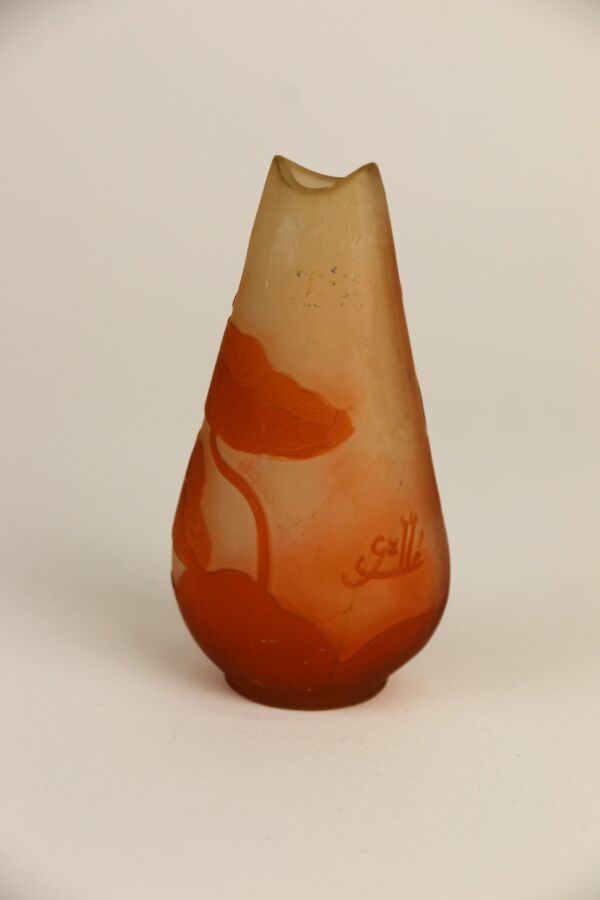 Null GALLE
Vase en verre moulé, doublé orange à décor gravé de fleurs de liserro&hellip;